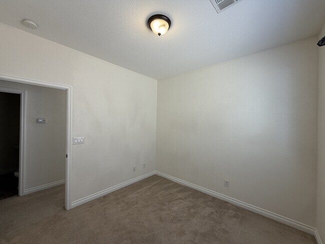 Building Photo - 4723 Killington St