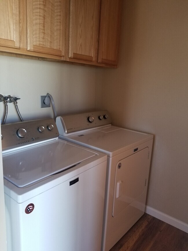 Building Photo - Large 4 bedroom, 2.5 bath duplex