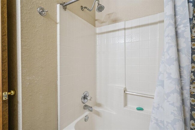 Building Photo - 16300 Seminole Pointe Pl