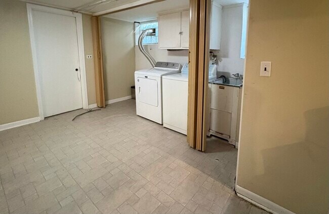 Building Photo - 531 Pinecrest Ln