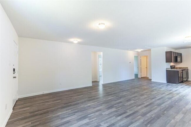 Building Photo - HALF OFF One Month Rent!*