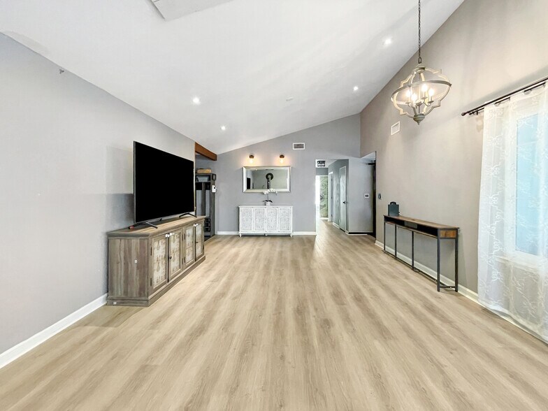 Building Photo - 2611 Willow Ct