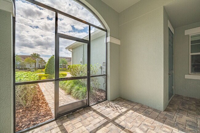 Building Photo - 3/2 townhome in desirable Loren Cove!