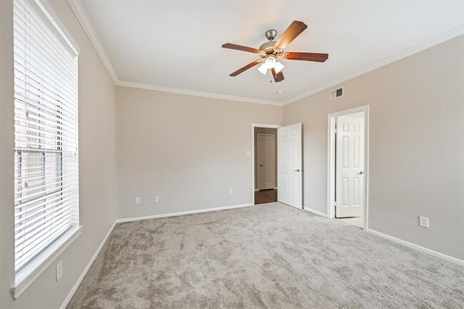 Building Photo - 2255 Braeswood Park Dr