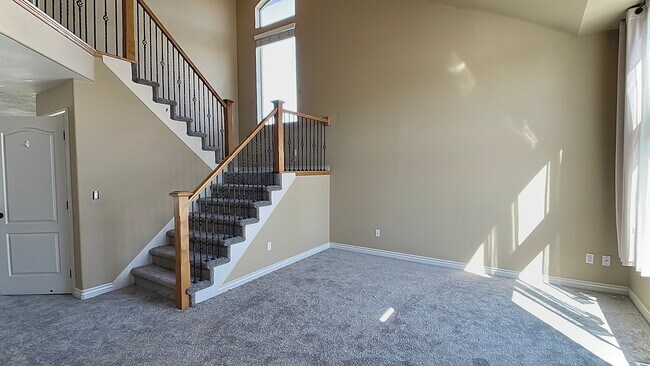 Building Photo - 6 Bedroom, 3.5 Bathroom Single Family Home in Layton Available June 1st!