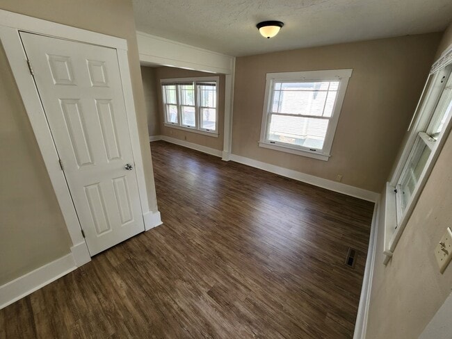 Building Photo - !! Spacious 2-Bedroom, 1-Bathroom Home AVA...