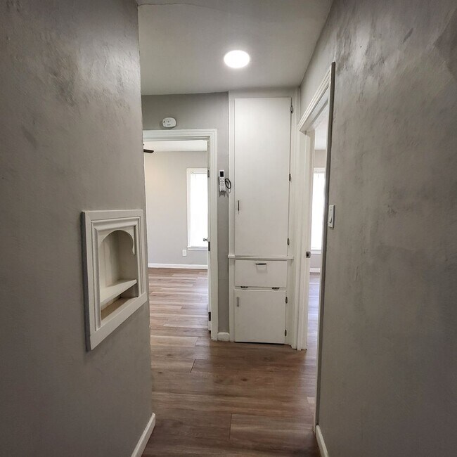 Building Photo - 1909 Pecos St