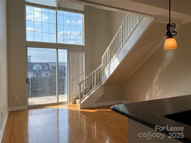 Primary Photo - 300 W 5th St