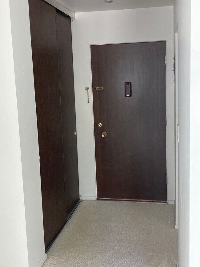 Building Photo - 1 Bed / 1 Bath Condo in a Strictly 62+ Community in the Hip Strip!