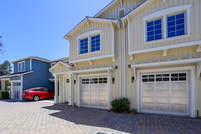Building Photo - 2 Bed / 2.5 Bath Luxurious townhome near d...
