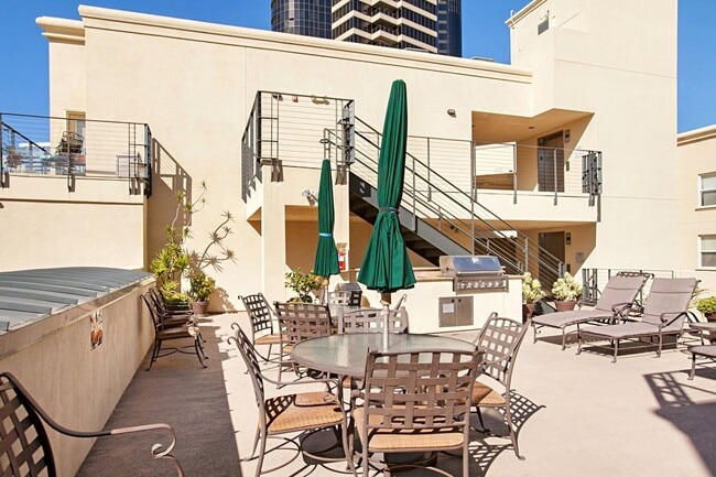 Building Photo - 2 bedroom with flex office space near Convention Center Downtown!