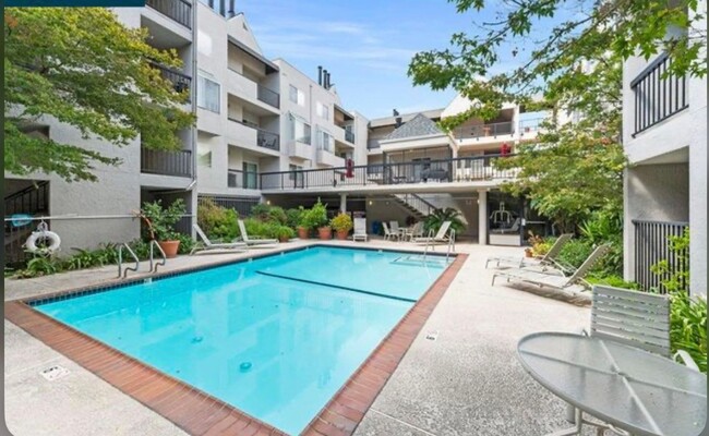 Building Photo - Two Bedroom Two Bath Condo Available in Wa...