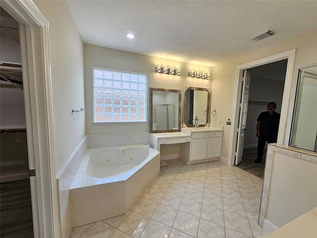 Building Photo - 12503 Rosewood Way Ln