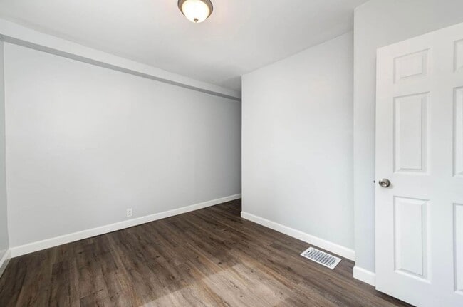 Building Photo - E. WALNUT HILLS - Cute 2 bed in upper of 2 family