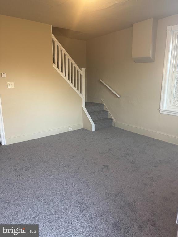 Building Photo - 412 E Oak St