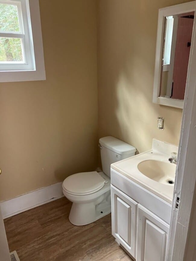 Building Photo - 915 College Cir N