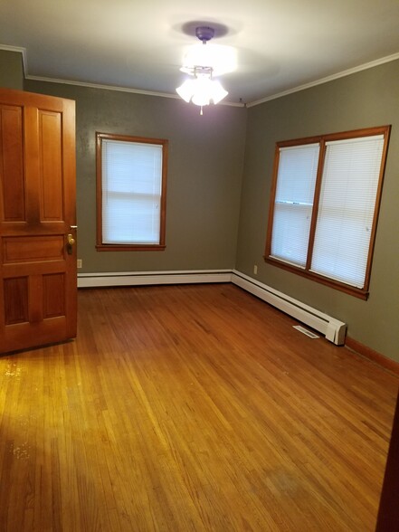 Primary Photo - 2555 University Ave