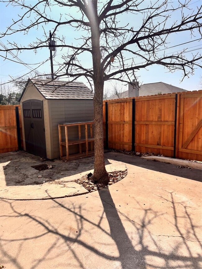 Building Photo - 201 E Noton St