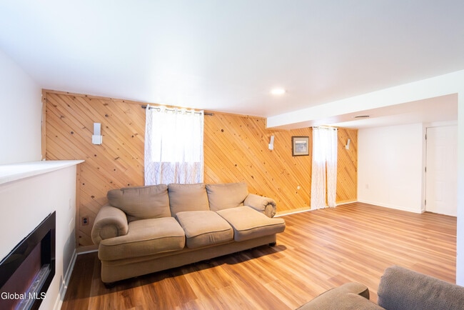 Building Photo - 99 Fiddlers Ln