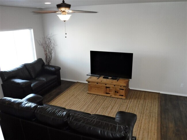 Building Photo - 4 bed 2.5 bath home just off Pine Ave and N Black Cat Rd.