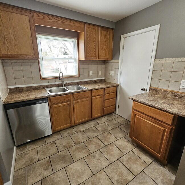 Building Photo - 3 Bedroom Updated Brick Ranch w/ 2 Car Attached Garage, Basement, Kitchen w/ All Stainless-Steel ...