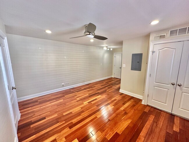 Building Photo - Enchanting Eckington 1 Bedroom Modern Condo w/Washer & Dryer