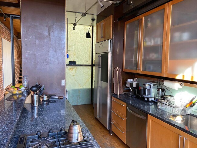 Well-equipped kitchen - 1328 Irving St NW