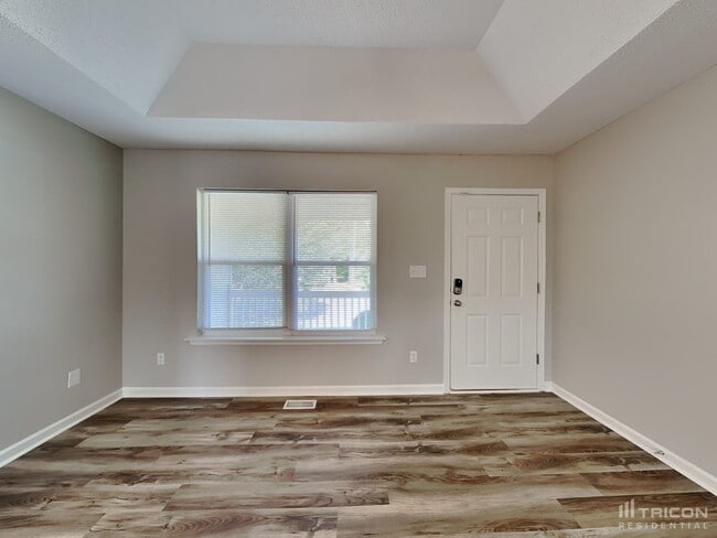 Building Photo - 2425 Saluda Dr