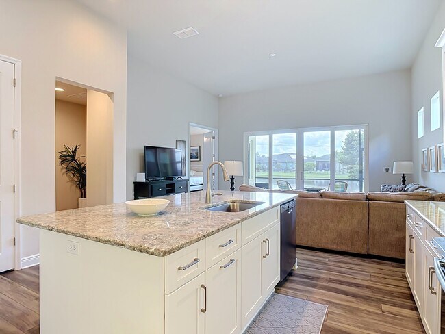 Building Photo - 3008 King Palm Dr