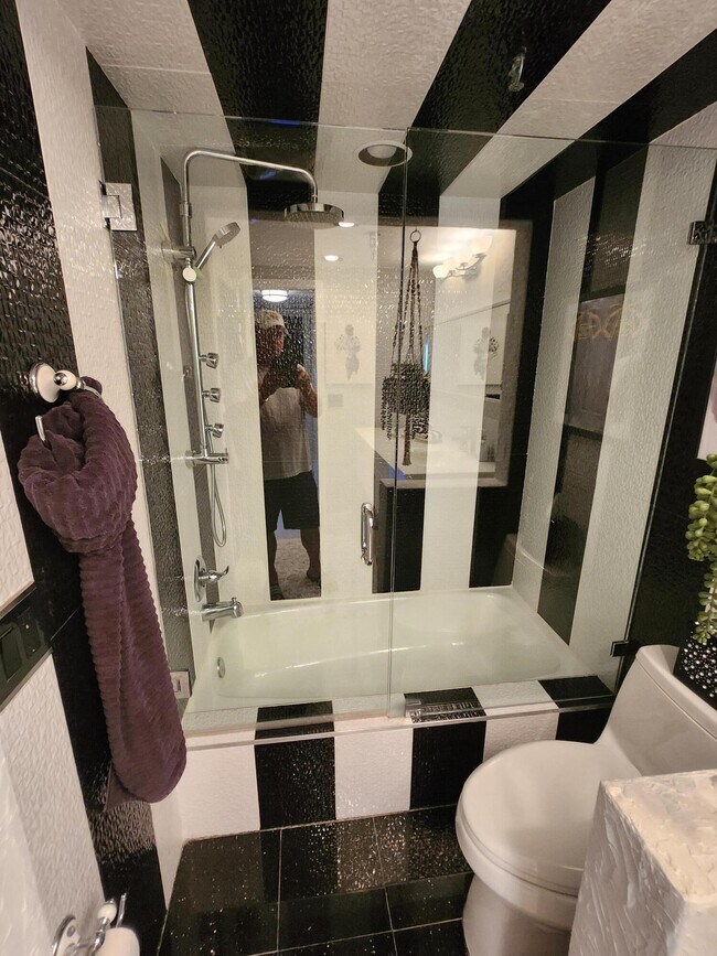 Building Photo - 899 Jeffery St