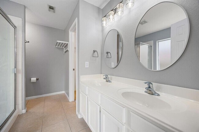 Building Photo - 6403 Applewood Forest Dr