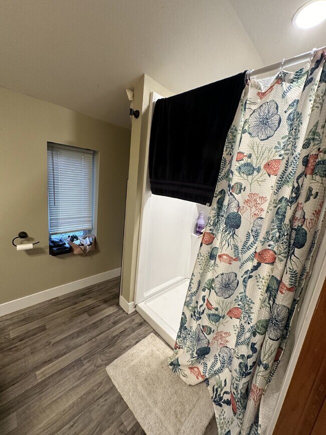 Building Photo - Amazing 3 Bed 1 Bath near UWEC! Available June 1st
