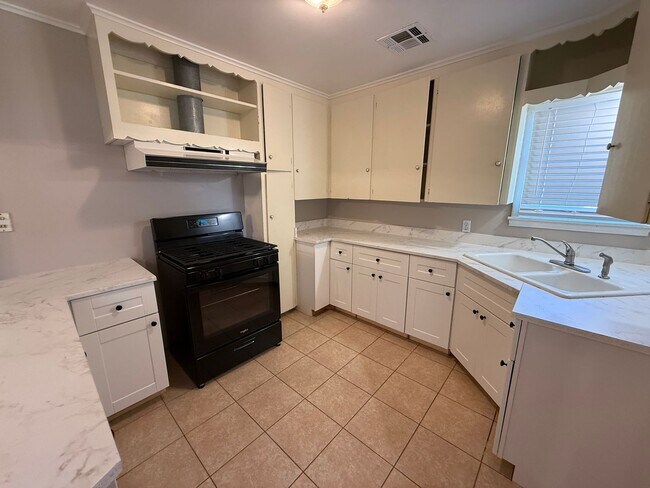 Primary Photo - Older Home Large Yard 3 bedroom