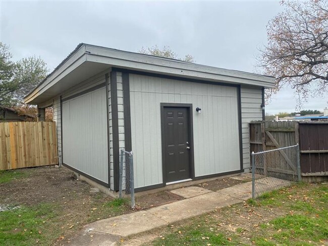 Building Photo - Cute 2/1 duplex with garage/carport