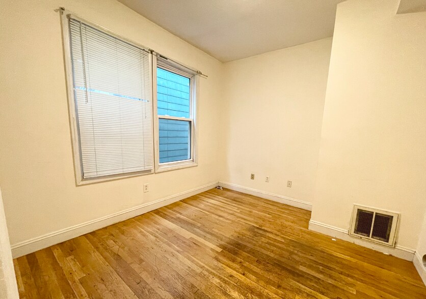 Building Photo - 733 Parker St