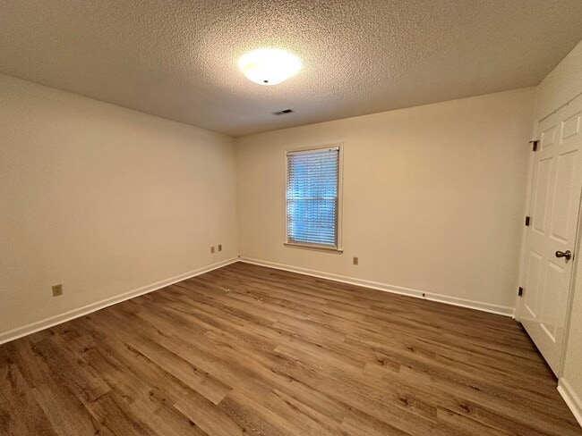 Building Photo - 222 Pointe Cir