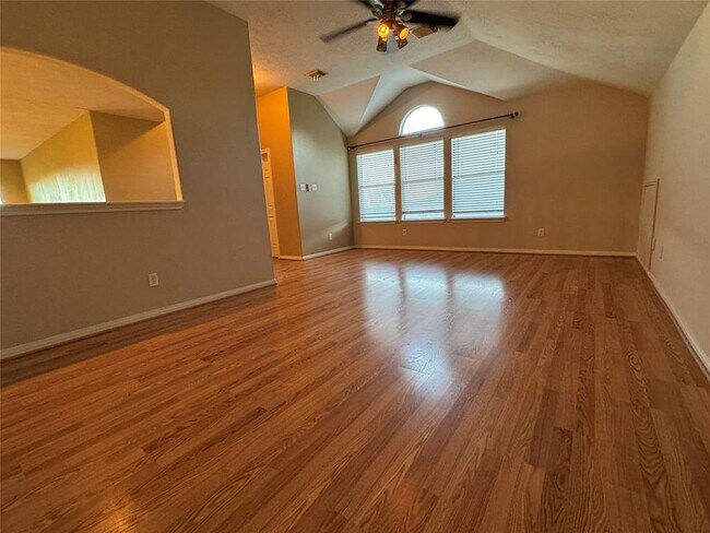 Building Photo - 3335 Southdown Dr
