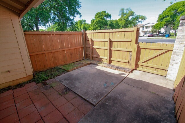 Building Photo - Charming 1-Bedroom, 1-Bath 4-Plex Unit Nea...