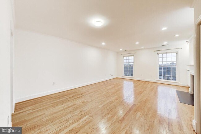 Building Photo - 1660 Beekman Pl NW