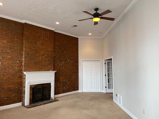 Building Photo - Downtown Apartment! 2 Bed/ 2 Bath with Par...