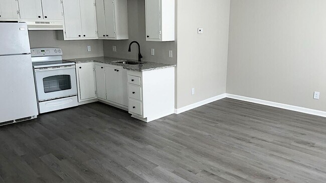 Building Photo - Holiday Special - Dont miss out Call and get it!