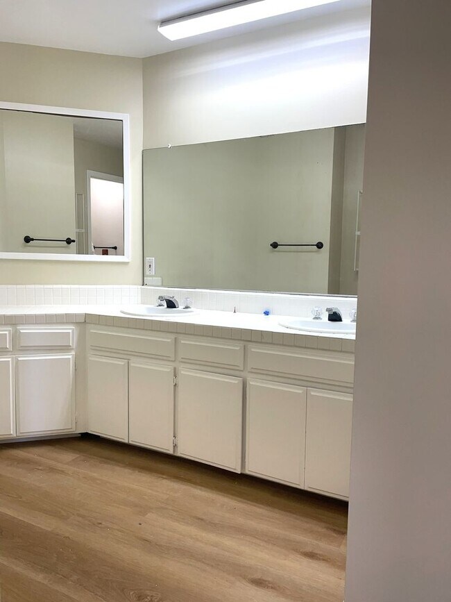 Building Photo - 451