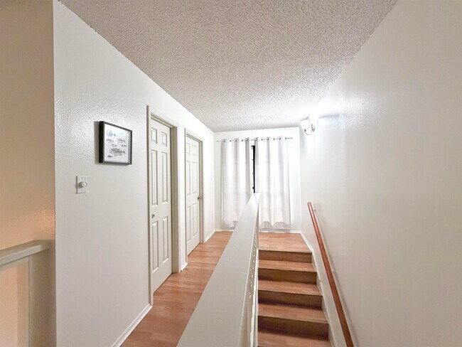 Building Photo - 200 Martingale