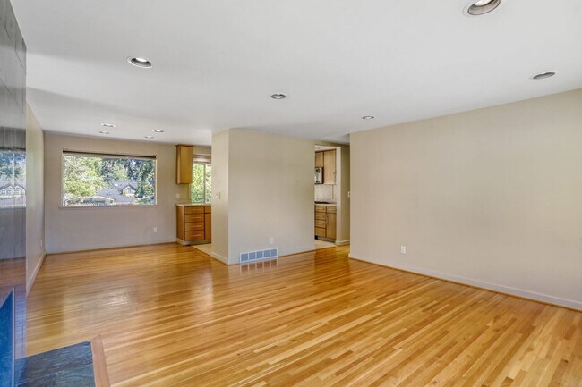 Building Photo - 3Bd/1.75Ba Bellevue Home
