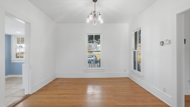 Building Photo - Saint Elmo Adorable home!