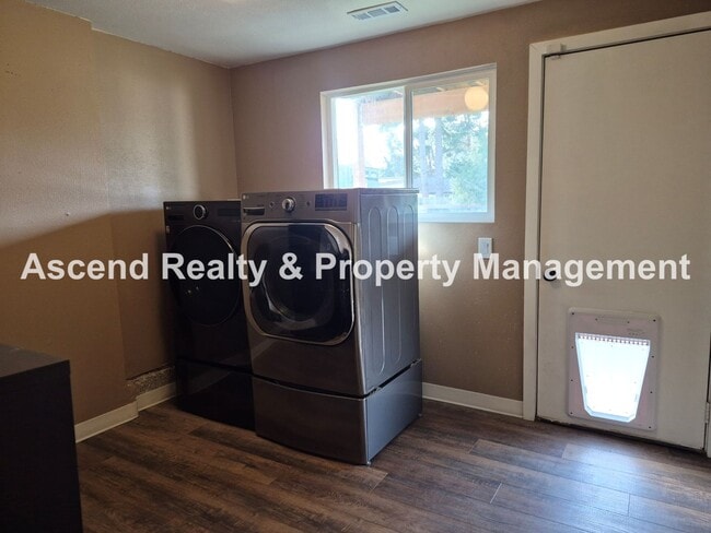 Building Photo - Need Space? This is the Place! Available NOW~Beautifully Updated 4Bed/3Bath Backs to Park Pets OK