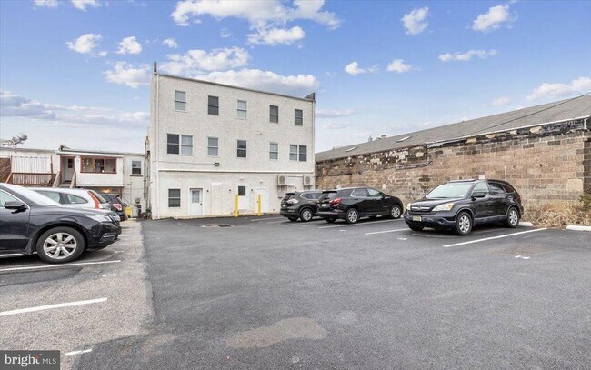Building Photo - 316 Bridge St
