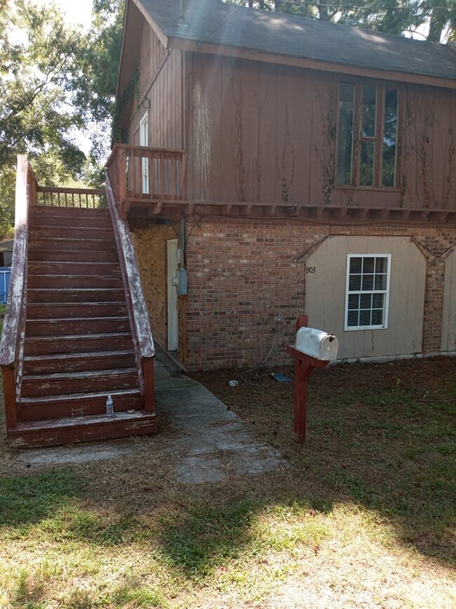 Building Photo - 903 W Walnut St