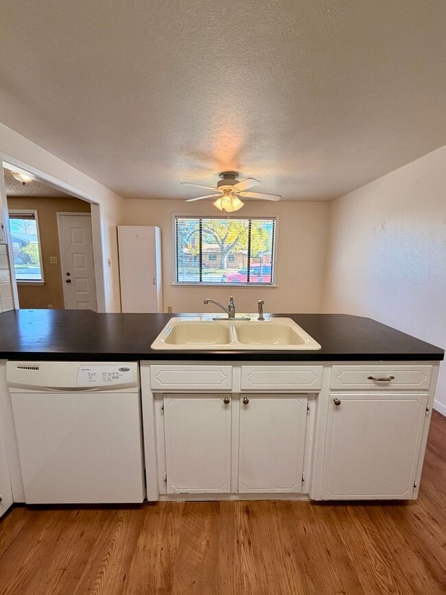 Building Photo - Amazing 3bed/2 bath with finished basement.