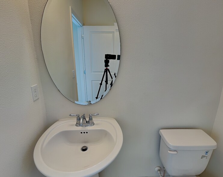 Building Photo - 3880 Fescue St